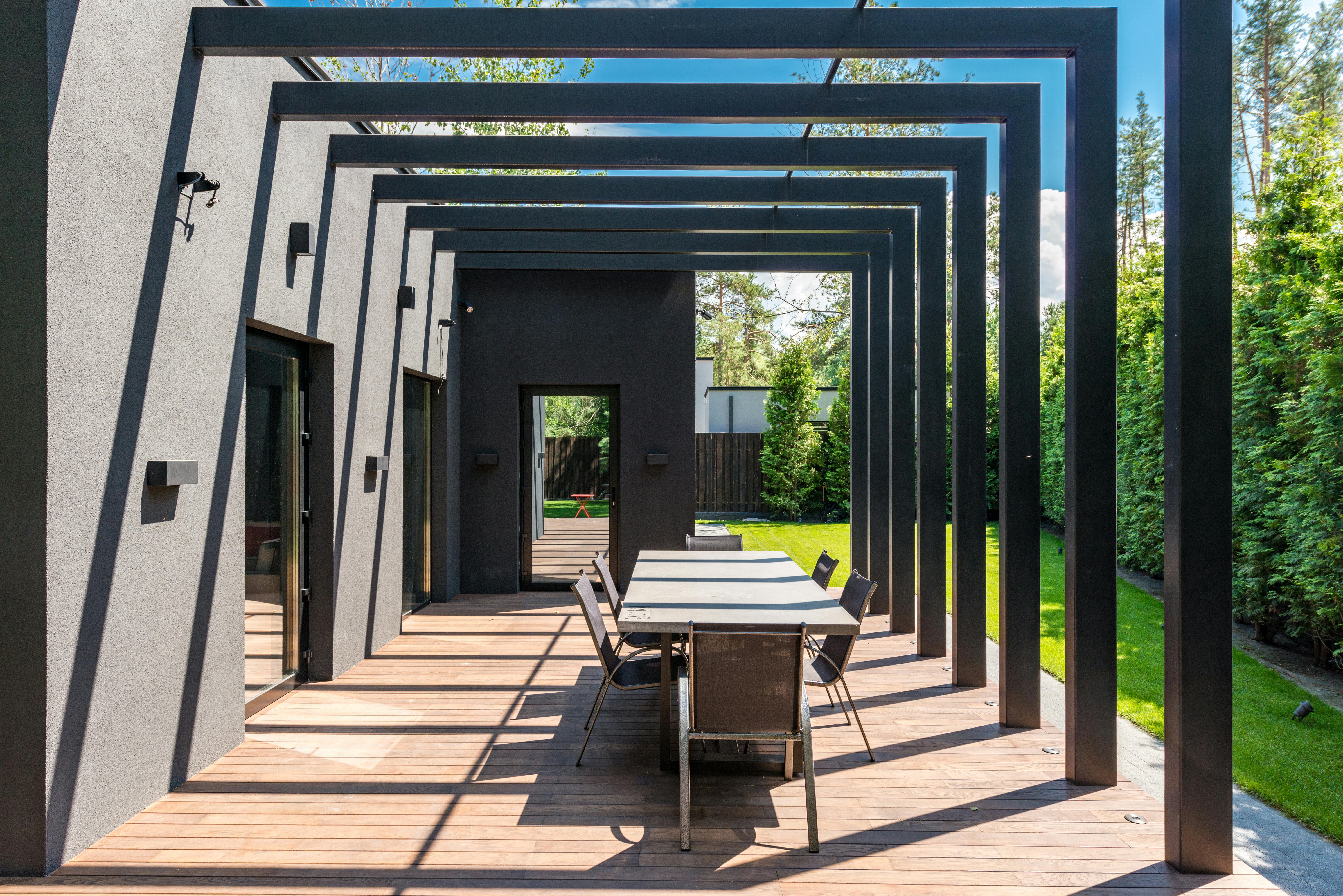 Moderna pergola uz kuću